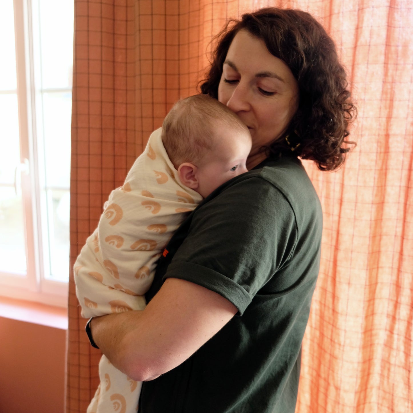 indispensable maternite bebe enfant lange gaze de coton motif arc en ciel