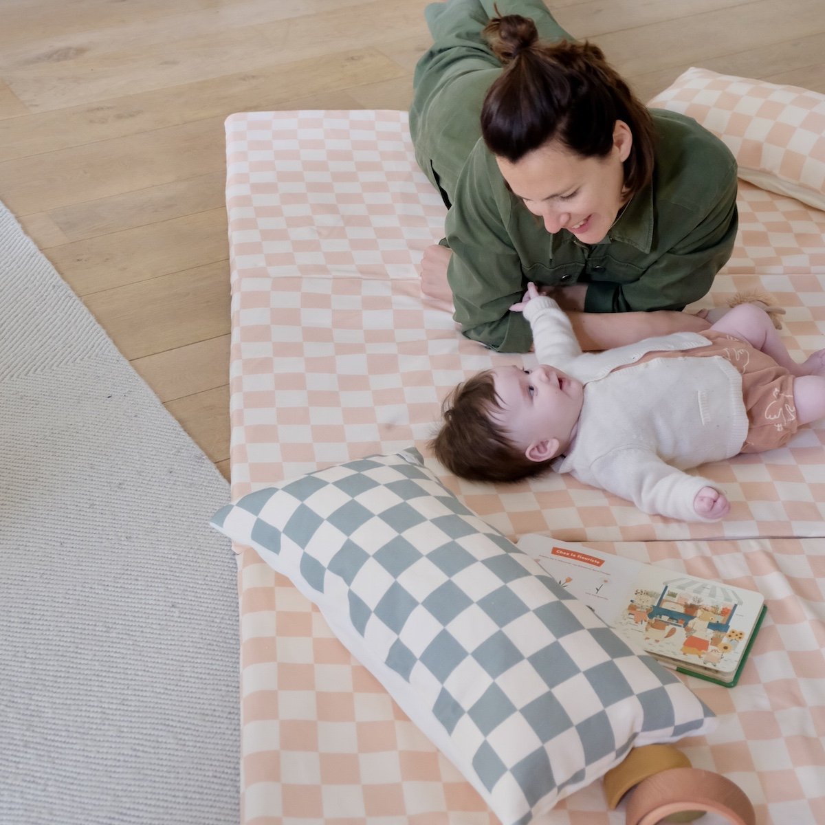 coussin doux et moelleux bébé enfants motif damier vert