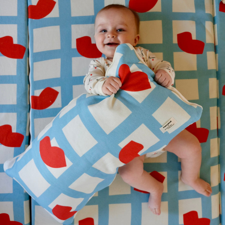 coussin décoration parents enfants tout doux bisous bouche mathilde cabanas