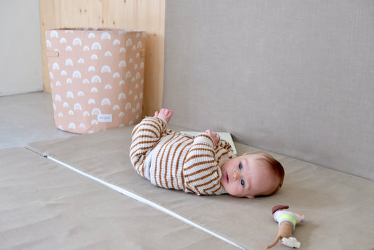 À quel âge bébé se retourne? Âge,étapes et signes à connaître en 2026?