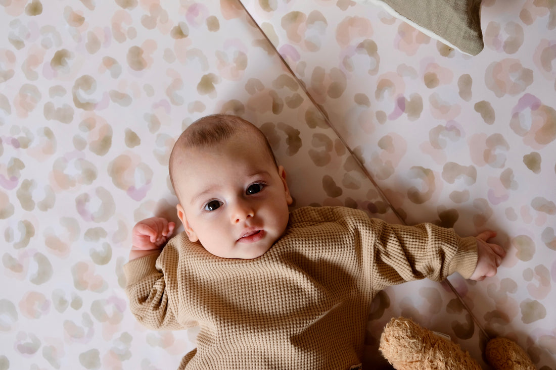 Motricité fine du bébé : définition, étapes clés et activités par âge en 2026