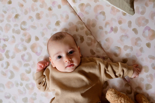 Motricité fine du bébé : définition, étapes clés et activités par âge en 2026