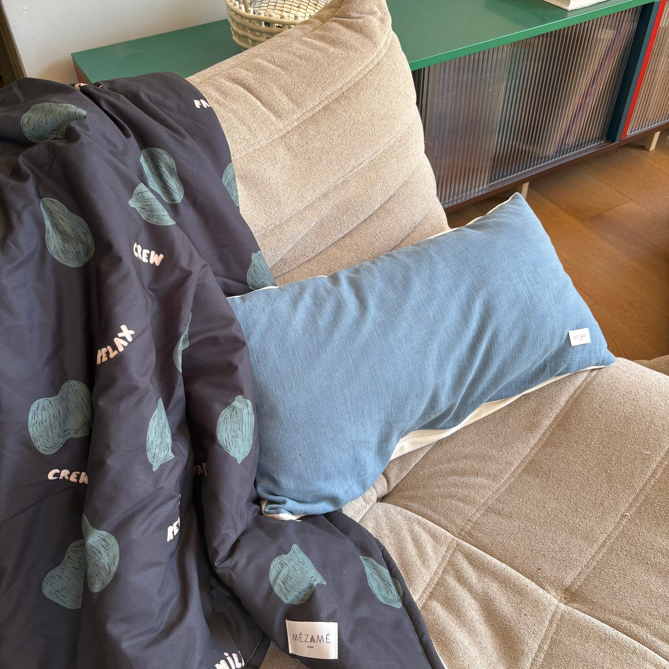 couverture  motif fruites coloris foncé