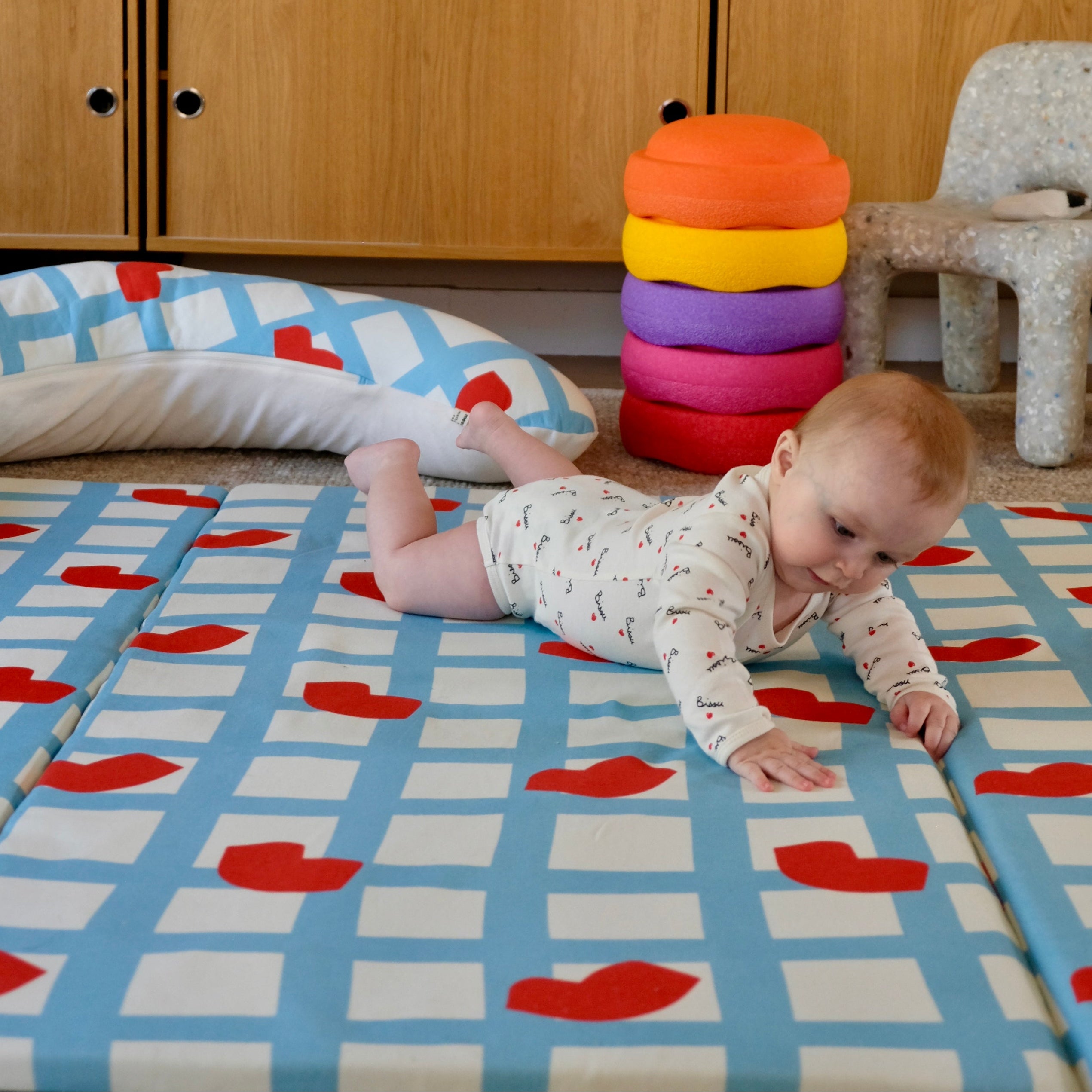 tapis d eveil  jeux temps calme maxi format king size xxl collab mathilde cabanas motif coeur bouche