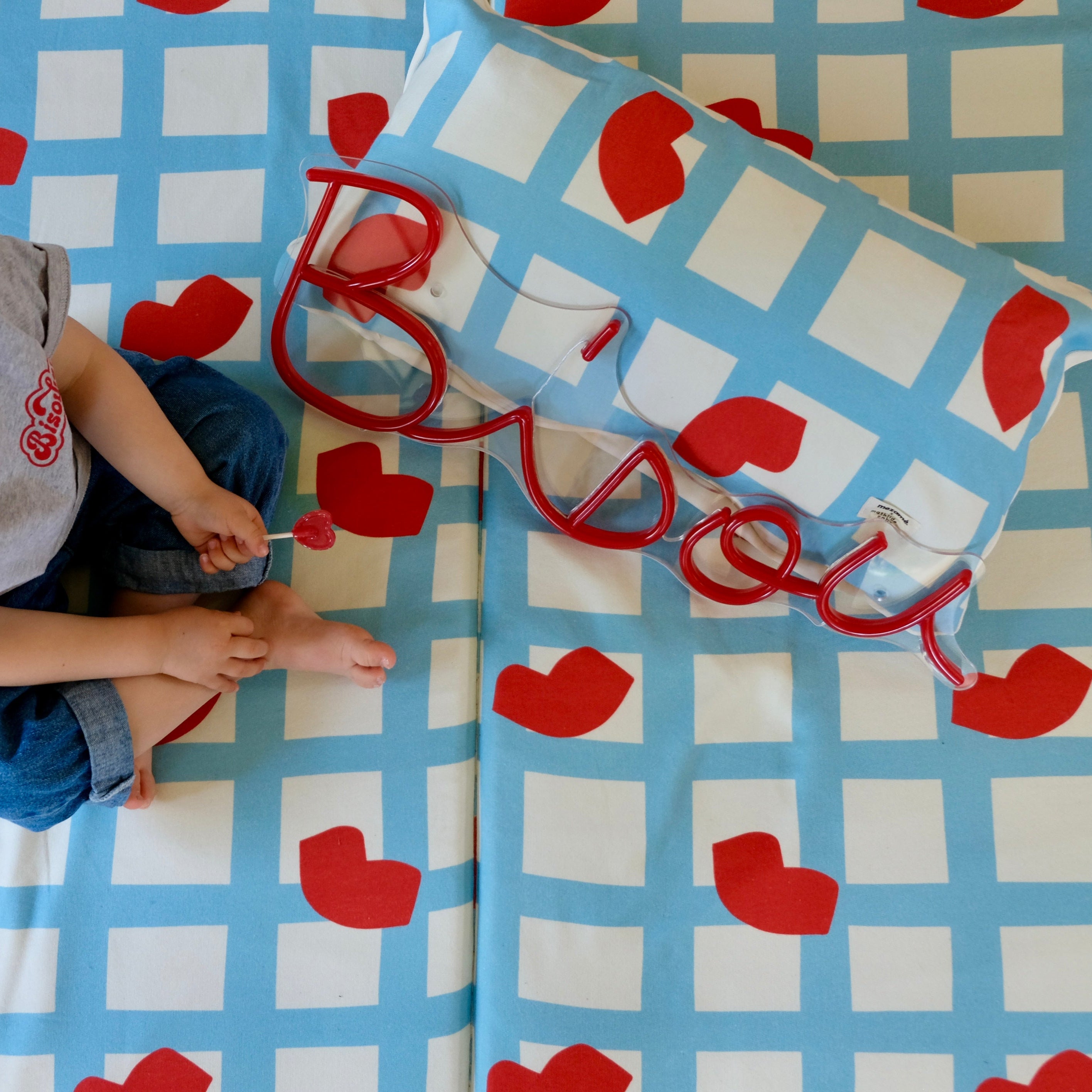 tapis d eveil motricite jeux temps calme maxi format king size xxl collab mathilde cabanas motif coeur bouche