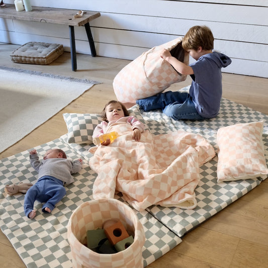 coussin moelleux bebe enfant imprime damier rose 