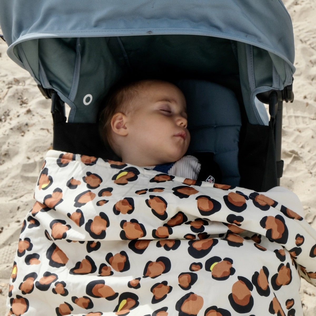 couverture nomade enfant toute douce motif leopard 