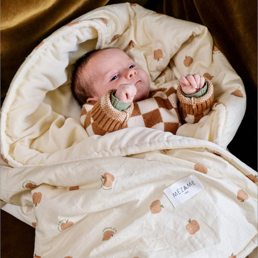 couverture toute douce bebe enfant motif pomme d'amour 