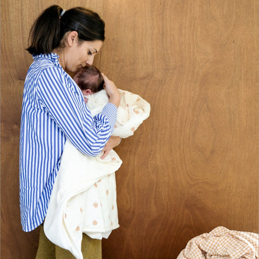 couverture toute douce bebe motif pomme d'amour 