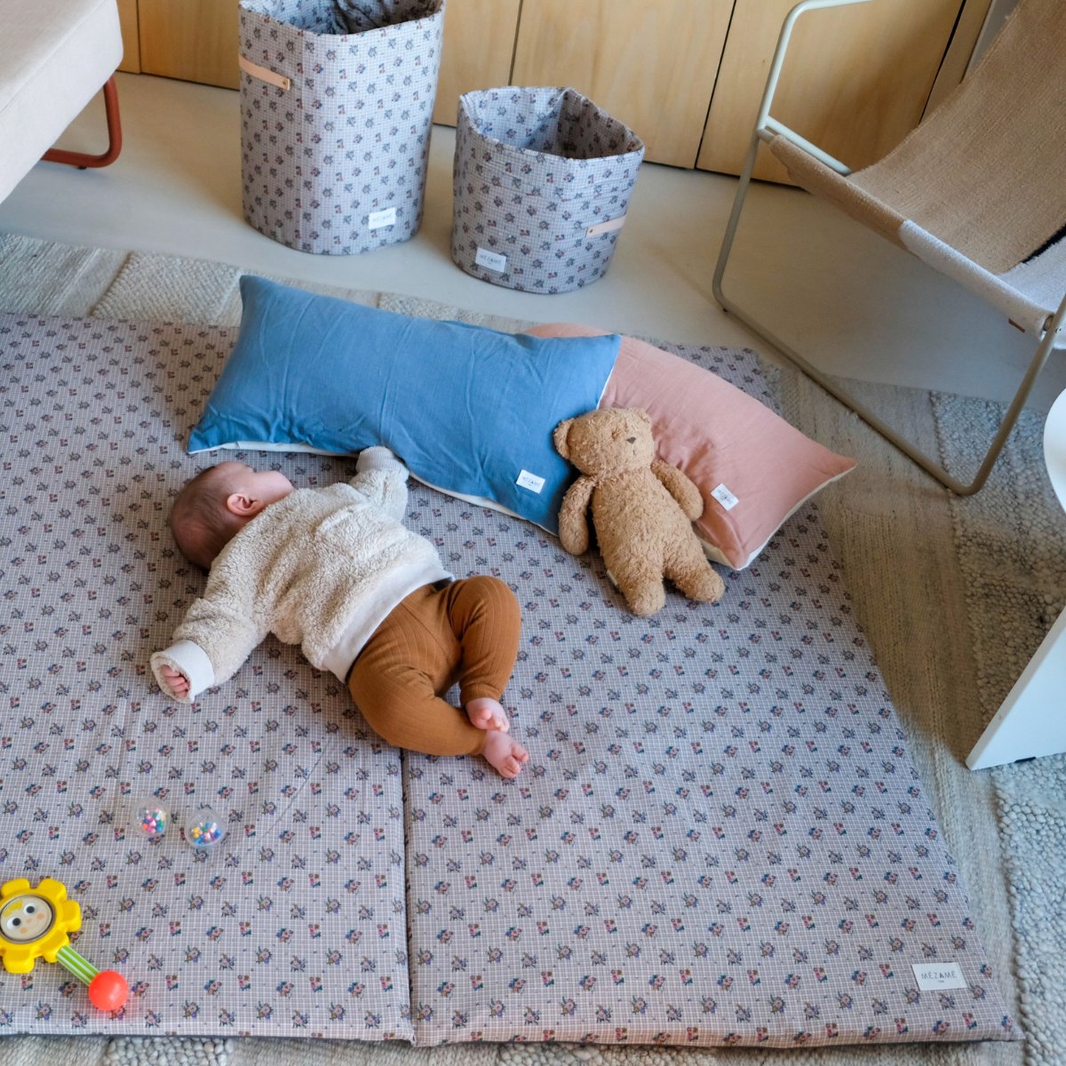 housse tapis d'eveil  motricite et jeux bebe motif fleurs et carreaux