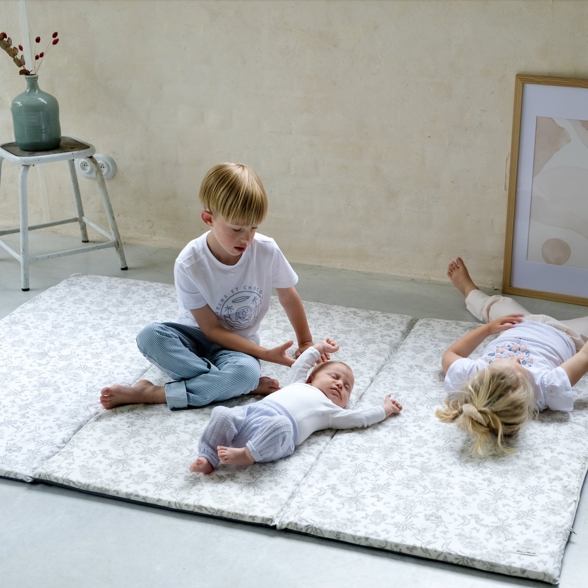 rallonge xxl tapis d eveil motricite et jeux bebe enfant  collaboration tartine&chocolat coloris gris 