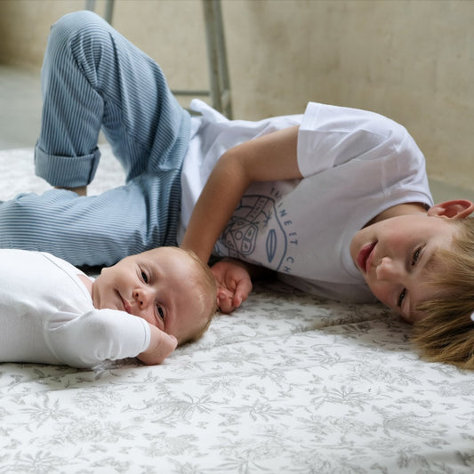 rallonge grand format tapis d eveil motricite et jeux bebe enfant  collaboration tartine&chocolat coloris gris 