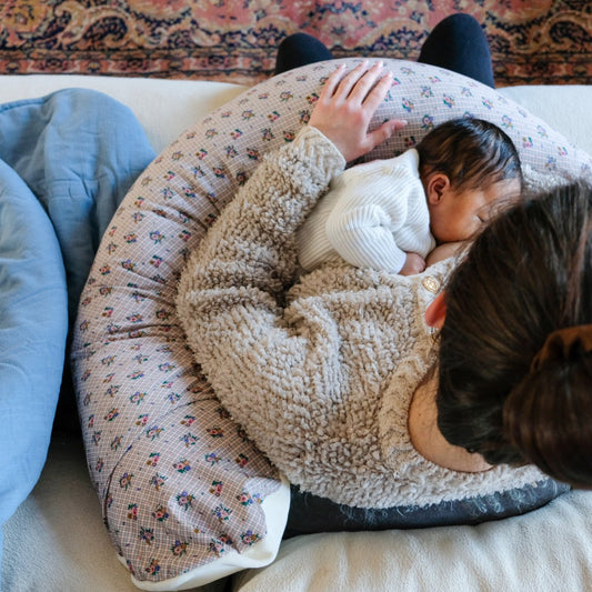 coussin d'allaitement et de maternité moelleux et dense motif fleurs et carreaux