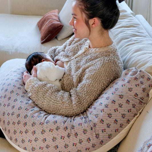coussin d'allaitement moelleux et dense motif fleurs et carreaux