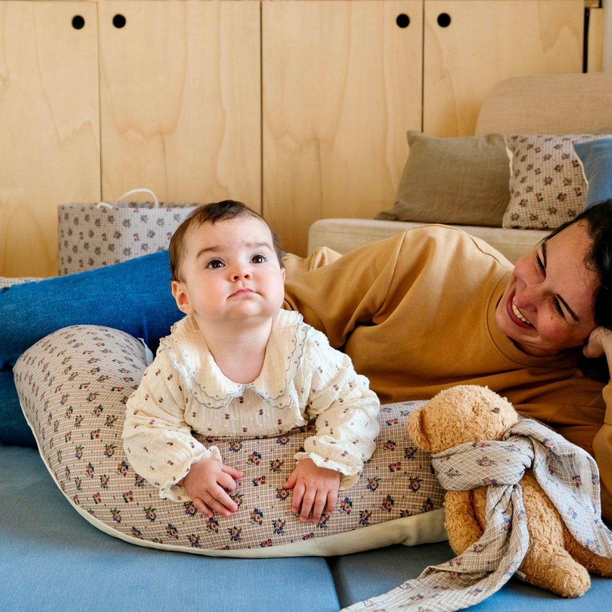 coussin maternité maman bebe moelleux et dense motif fleurs et carreaux