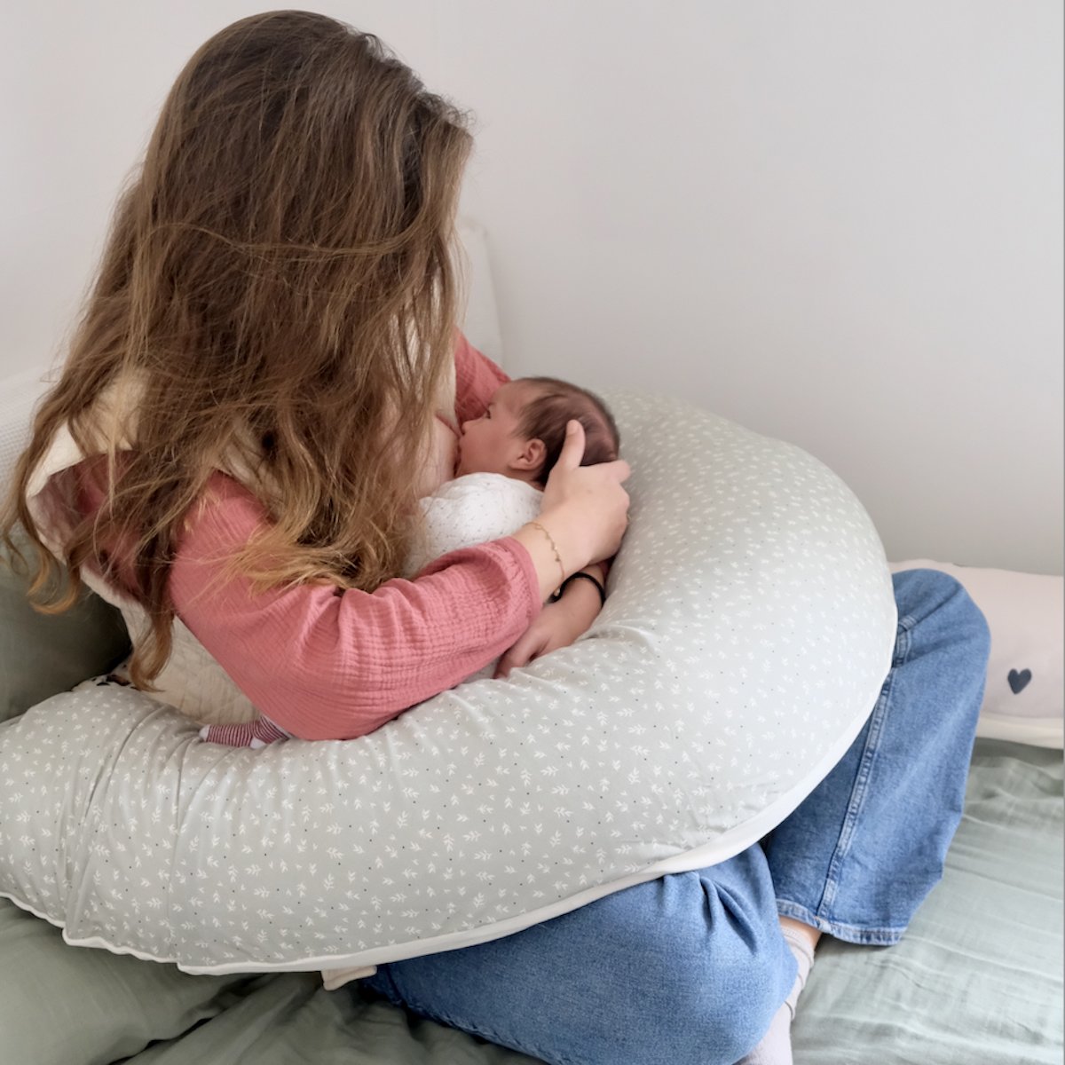 coussin d'allaitement  bébé maman en jersey tout doux coloris sauge