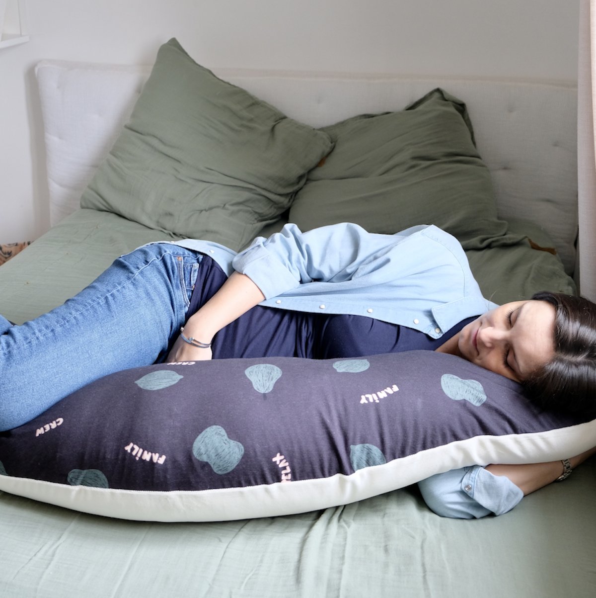 coussin d'allaitement moelleux et dense motif fruits coloris foncé