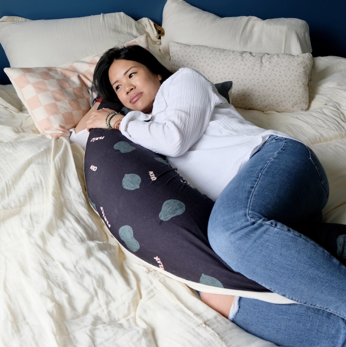 coussin d'allaitement et de maternité moelleux et dense motif fruits coloris foncé