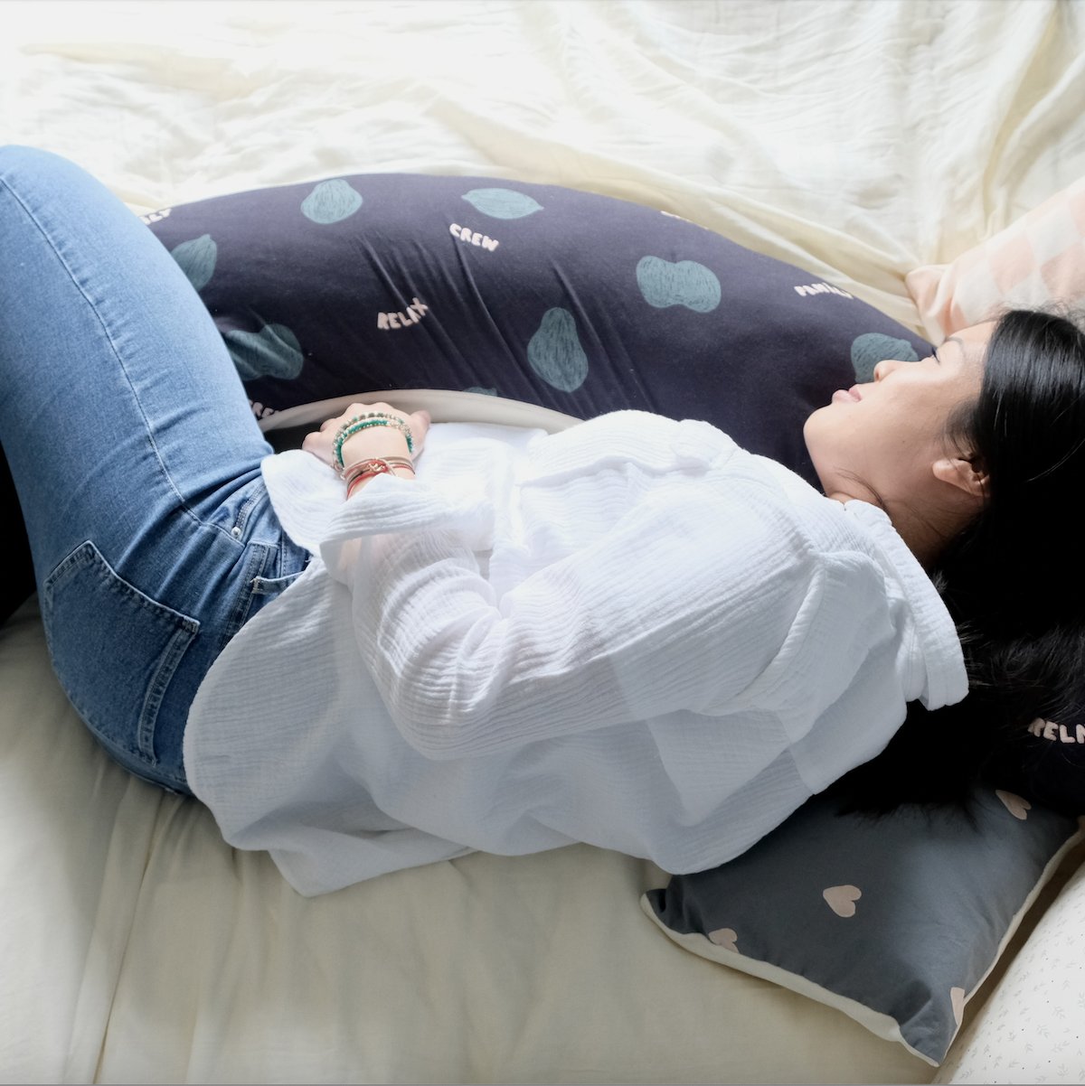 coussin d'allaitement et de maternité moelleux  motif fruits coloris foncé