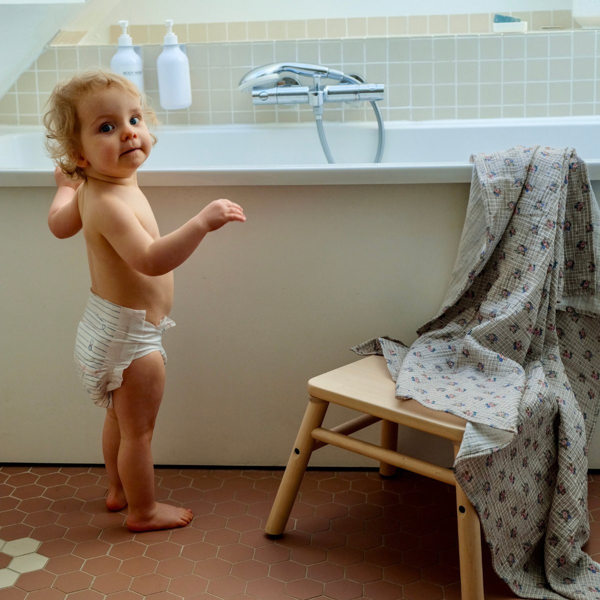 maxi lange gaze de coton indispensable maternité cadeau de naissance motif carreaux et fleurs cottage