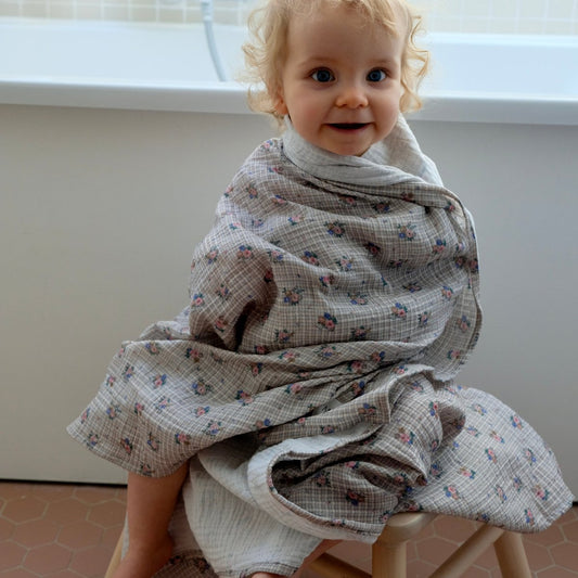 maxi lange gaze de coton indispensable maternité cadeau de naissance motif carreaux et fleurs 