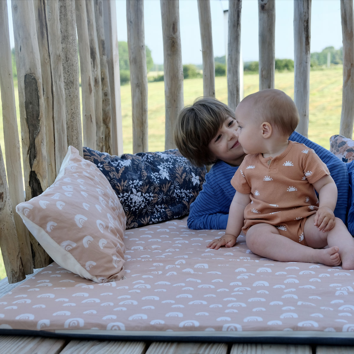tapis d eveil et motricite enfant bebe motif arc en ciel