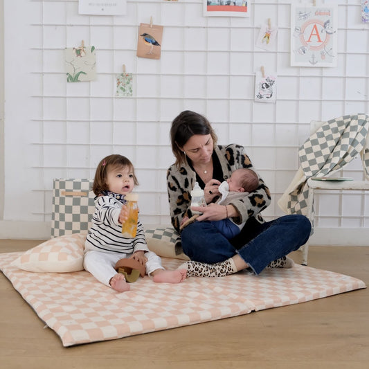 tapis d eveil  motricite et jeux bebe enfant imprime damier rose