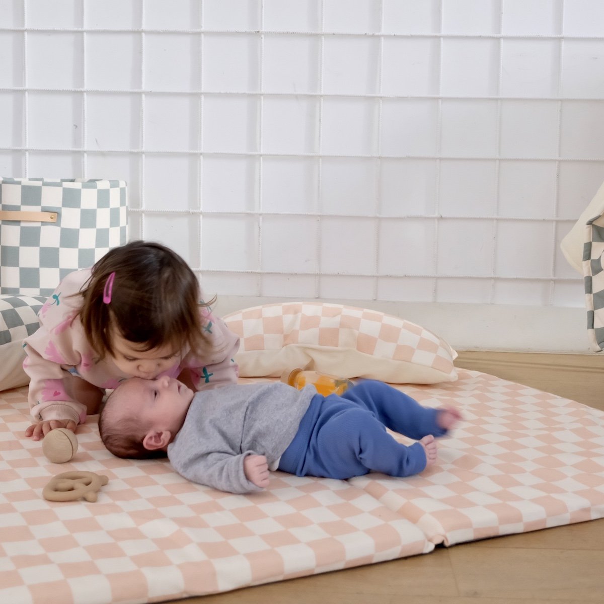 tapis d'eveil motricite bebe enfant  imprime damier rose