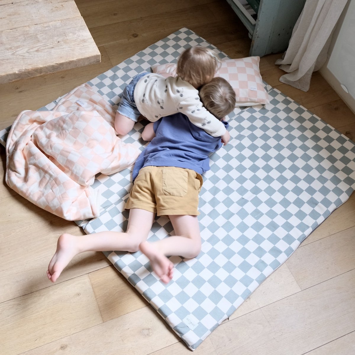 tapis d eveil  motricite et jeux bebe enfant  damier vert
