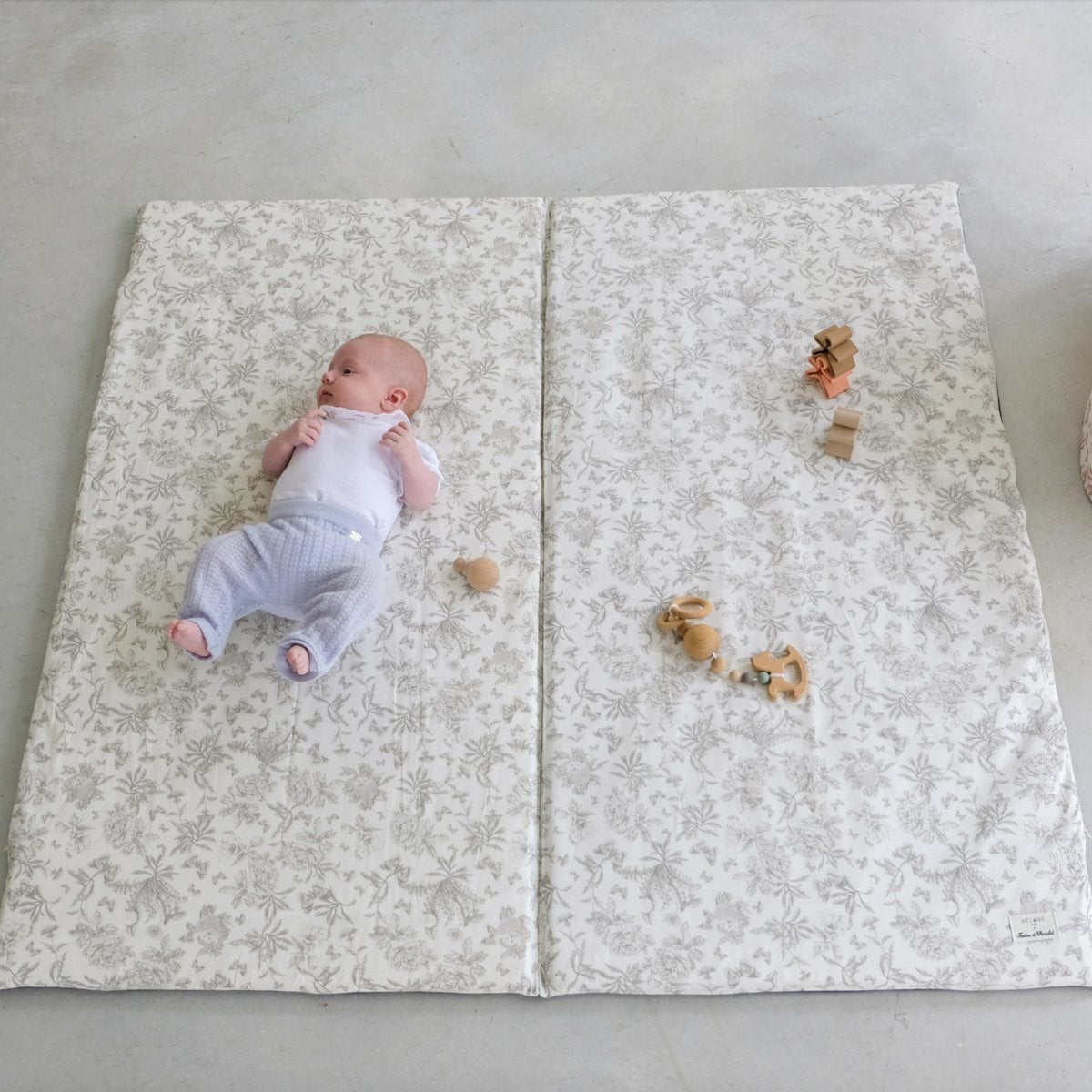 tapis d eveil motricite et jeux bebe collaboration tartine&chocolat coloris gris 