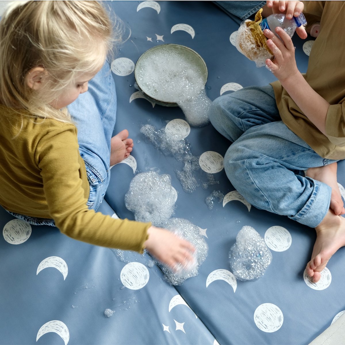 tapis d eveil et jeux bebe enfant grand format XXL waterproof imprimé lune bleu to the moon