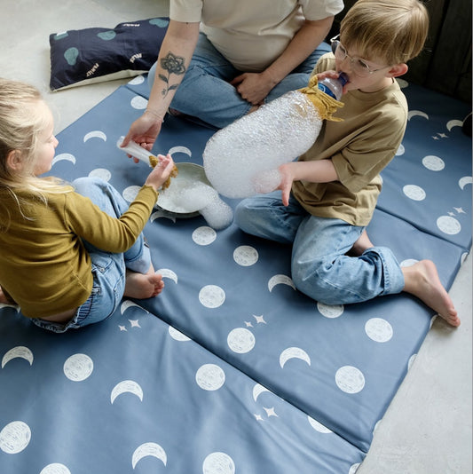 tapis d eveil  motricite et jeux bebe enfant grand format XXL waterproof imprimé lune bleu to the moon
