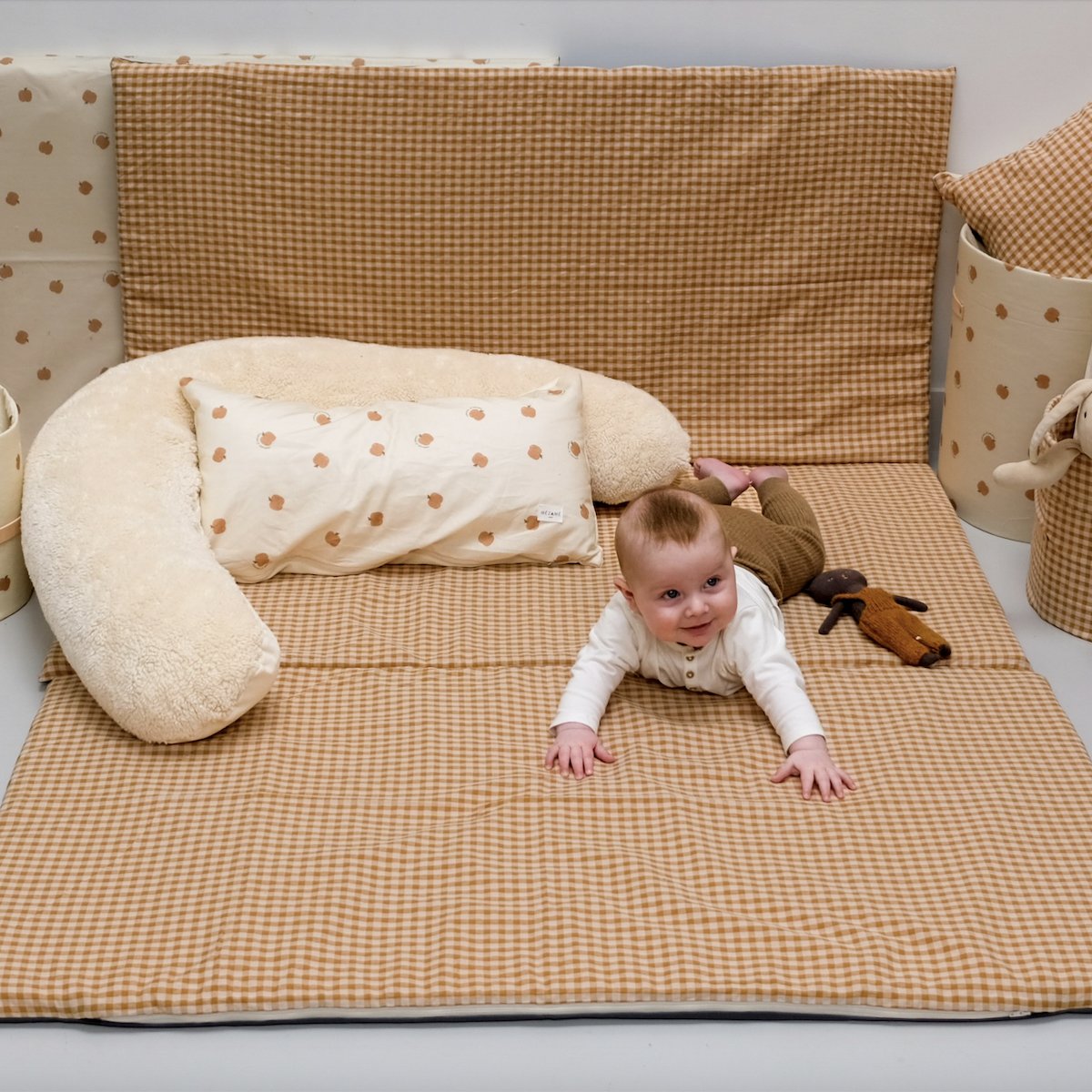 tapis d eveil motricite et jeux bebe enfant vichy colori caramel grand format 