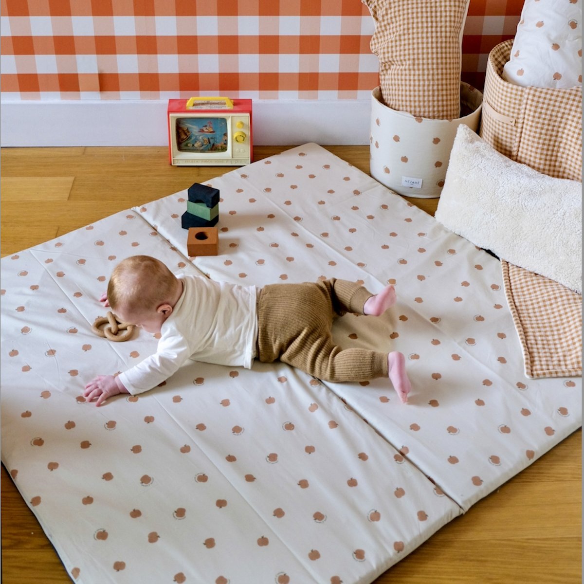 tapis d eveil  et jeux bebe enfant motif pomme d'amour 